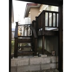 コンクリートのベランダにウッドデッキ風の階段を設置しました。