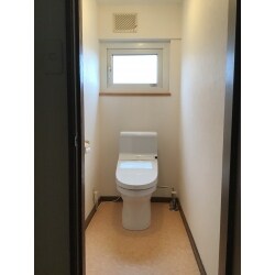 長年家族で利用したおトイレ。お子様も大きくなり便器・クロス・クッションフロアの交換をしたいというご希望でした。