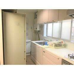配管が剝き出しだったキッチンをスッキリさせました。