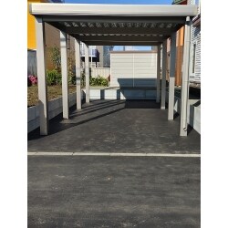 お庭だった場所に間口の広いカーポートを建てました。