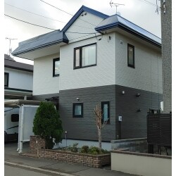 外壁は違う柄のサイディングを組み合わせました。
屋根は塗装で十分です。