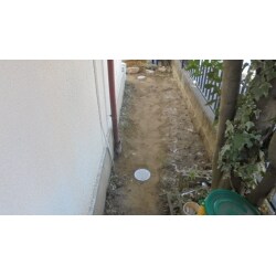 地盤沈下により排水管が逆勾配になり排水が桝に溜まっていたので掘り出し配管を入れ替えです。排水桝もコンクリート製から塩ビ製の桝に交換しました。