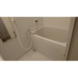 タイル風呂からユニットバスへ変更。掃除が楽になり断熱性能も高くなります。
商品価格60%offでご提供させていただきました。