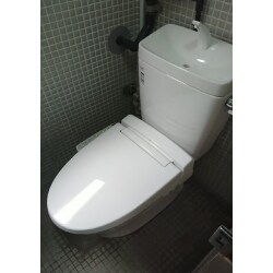 和式から洋式トイレへ取替しました。電気の配線を引き込み、ウォシュレットも取付しました。