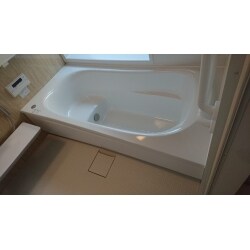 こだわりの浴槽だけでなく、洗い場での動作に基づいて設計、シャワーの位置や、棚の位置まで一つまで考え抜いた浴室空間。
「魔法びん浴槽」・「コンフォートウェーブシャワー」に加え、「お掃除ラクラクほっカラリ床」や「お掃除ラクラクカウンター」などのクリーン機能もそのままに、ますます快適で心地よい浴室になりました。