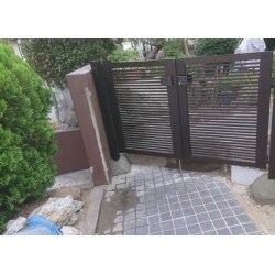 元々あった門扉を移動し、門扉の前の階段を撤去しました。