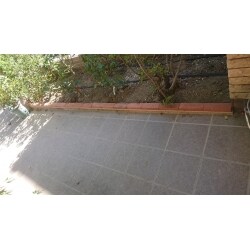 庭に赤レンガを積みました。