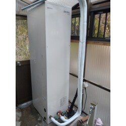 太陽の熱でお湯をつくる「太陽熱利用給湯システムUFシリーズ」高い耐久性と安定した湯質を実現した平板形強制循環タイプです。
集熱器内に不凍液を循環させ、貯湯ユニットにて熱交換しますので、冬場などでも凍結の心配がありません。
