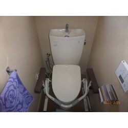 TOTO 温水洗浄便座 ウォシュレット　リモコンで操作するスタンダードモデルに「ノズルきれい」を搭載。継ぎ目もなくお手入れが簡単です。今回はオート便器洗浄タイプを取り付けました。