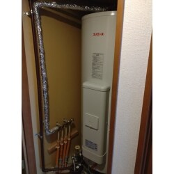 お得な夜間電力を利用して、8時間で85℃に沸き上げるように自動で運転をするので面倒な操作は不要です。
マイコンを搭載しないので、本体価格を抑え、温水器設置時のイニシャルコストを最小限にしました。

