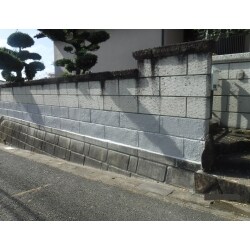 外回りのブロックを斫り、塗装工事をおこないました。