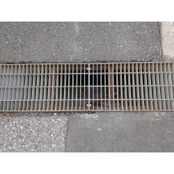 マンションの進入路にあるグレーチングをビスで固定しました。