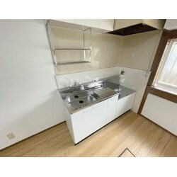 台所・トイレ・洗面台・ベランダの床を取り替えました。