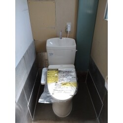 倉庫の和式トイレを洋式トイレに変更しました。