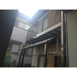 劣化に伴い、撤去後、組み立て工事を行いました。
三協アルミ　オルネ
住まいのリフォームやライフスタイルに合った快適バルコニーを実現。お手入れが簡単で、子どもや子育てに配慮されたデザインに創設された『キッズデザイン賞』受賞商品です。
本体価格40パーセント引きでご提供させていただきました。