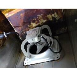厨房の換気扇と軒下の照明を取替させていただきました。