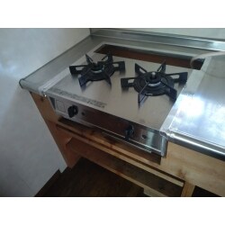 お持ちのコンロの取替工事です。