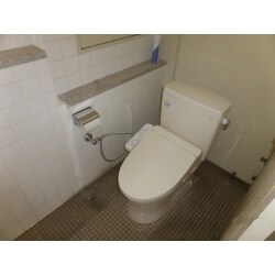 ビルの2・4・5階のトイレの改修工事です。