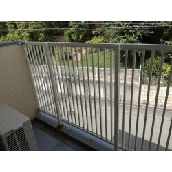 ベランダのフェンスがサビていたので撤去し、新たに取り付けました。