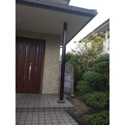 玄関屋根の支柱の取替工事です。
杉製の磨き丸太を使用しました。