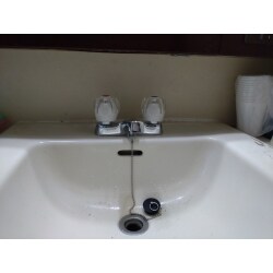 洗面手洗水栓の取替工事です。
既存と同じの2ハンドル混合水栓を取り付けました。
