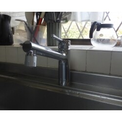 TOTO　TKS05303J　シングル水栓
エコシングル水栓で、従来のレバーでは中央部までは水と湯が混ざって出ていましたが、水と湯の境に「カチッ」というクリック感を設けたことできちんと使い分けられ、給湯器のムダな作動を防いで節湯するため、ガスの消費を抑制します。

