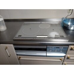 三菱電機　IHクッキングヒーター　CSーG321VSR　びっくリング加熱に、ラジエントヒーターをプラスのタイプ。びっくリングIHで鍋底の温度と鍋肌の温度をより均一にできるから鍋全体をすばやくあたためて油をなじませられます。びっクリアオーブンは三菱だけの熱風循環加熱方式。熱風を循環させて加熱するから、ヘルシーなノンフライ調理も手軽にできます。そのうえ庫内は広々。 底面がフラットになったことで、お手入れもよりらく楽になりました。