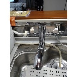 ＴＯＴＯ シングル水栓　ＴＫＳ０５３０５ＪＡ　ミクロソフトで水ハネを軽減し、ホースが伸びるのですみずみまでラクラクお掃除できます。さらにエコシングル水栓はお湯のムダ使いを防いで水と湯をしっかり使い分け、無意識によるエネルギーの無駄な消費を防ぐことができます。