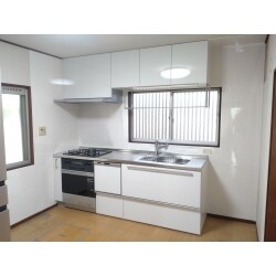 キッチンは家具、と考える。
DESIGN 扉や取手、機器まわり、ワークトップやシンクまで家具調のキッチンにこだわりました。
CLEAN クリーンアイテムで、料理も片付けもスムーズに美しく。
STORAGE 天井から足元までたっぷりしまえる。小物もボトルもサッと取り出せます。