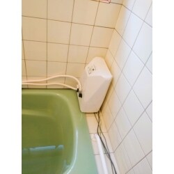 どこでもミラバス 「どこでもミラバス」は毛穴の奥まで届くマイクロバブル※（超微細気泡）を生成し、ただお湯に浸かるだけでミクロの泡がお肌の老廃物をやさしく取り除き､健康的でつややかな美肌にします。美肌やリラックス効果の高い｢ゆらぎ浴（全体水流）｣､気になる部分にも効果的な｢スポットケア（部分水流）｣を自宅で楽しめます。
