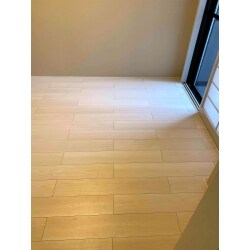 畳を撤去して大建工業のオトユカフロアの床材を使用してフローリングに施工致しました。
オトユカフロアは親しみやすい自然なイメージの天然木を採用した防音直張床材です。
やわらかな印象のR溝を採用。 表面は、豪華さが際立つファインコート（厚膜強化UV塗装）仕上げ。 
すり傷がつきにくい「スクラッチガード」機能を備えています。
