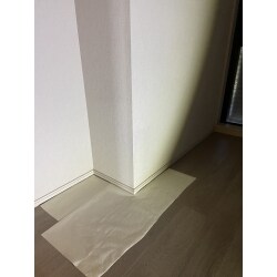 壁クロスの部分補修のご依頼をいただきました。
マンションの中古物件に引っ越すまでに部分的な壁クロスの破れを補修してほしいとの事でした。
犬が嚙んだような大きな傷などが残っていましたが見事に補修が完了しました。