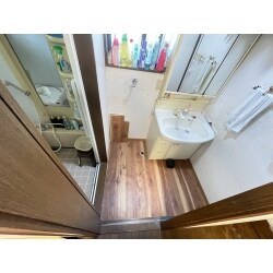 長年使用してきた洗面場の床が腐食。原因は洗濯機の底からの毎日のわずかな水漏れによるものが原因でした。床を新調し快適な床となりました。