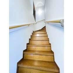 新居に入居される前からこの急な階段では手すりが無ければ大変危険と急いでの取付をご希望され、取付板も壁の色と同色の白色をご選定され工事が完了となりました。