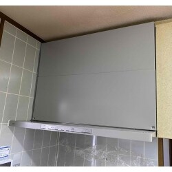 ノーリツ レンジフード「クララ」お手入れを極力省けるように工夫した、スリム型レンジフード。ノンフィルターだから、普段のお手入れは整流板をサッと拭くだけでOK。フィルターの目詰まりもなく、効率的に油煙を捕集できます。