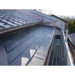 カラーベストは吸水率が低いため、乾燥・湿潤の繰り返しや、温度変化による影響を受けにくく、経年による反り、あばれ、伸縮が少ない、優れた寸法安定性と長期耐久性をもった屋根材です。