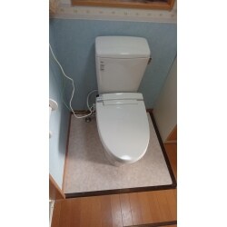 洗濯機が置いてあった場所にトイレを新設しました。洗濯機はｶﾞﾚｰｼﾞに移動させ、専用の給水排水配管とｺﾝｾﾝﾄも新設しました。