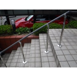 玄関ポーチに手すりを取り付けました