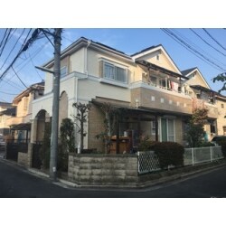 外壁、高耐候オールフッ素仕上げ。
意匠性の高いサイディングには、既存のデザインを活かすためクリヤー仕上げで塗装。
その他の部分には、従来通りの塗装にて仕上げさせていただきました。
■施工箇所
・外壁
・付帯部
・ベランダ