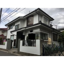 デイサービスを営んでらっしゃるため
シンプルな色をベースに塗装し、
付帯部はこげ茶にて統一感を持たせました。
その他瓦の漆喰工事なども合わせて実施。