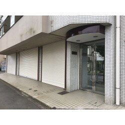 エントランス、シャッター部分の塗装工事。
その他塩ビ管塗装、バンド交換、箱モノの塗装。