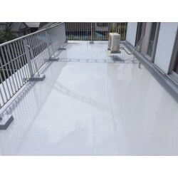 ２Fバルコニーは、ウレタン通気緩衝工法にて施工。
既存防水撤去を含む。