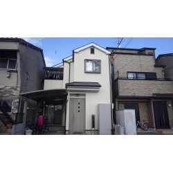 今回は　ご自宅の外壁の汚れと屋根のメンテナンスをご希望でしたので、外壁塗装・屋根塗装をお勧めさせて頂きました。

屋根は普段の生活では　中々直接目にすることはないのでどうしても雨漏りなど何か事が起こってから対応する場合が多くなりがちです。

外壁塗装の際には、ほぼ足場を組んで工事させていただきますので、何年後かに屋根の塗装もお考えでしたら、足場費用を一回分で済ますためにも、同時に塗装工事されることを提案させて頂いております。

また、外壁が劣化している場合、屋根もほぼ同等に劣化していることが多くあります。
将来の雨漏りリスクを軽減するためにも定期的な屋根塗装はオススメしております。
