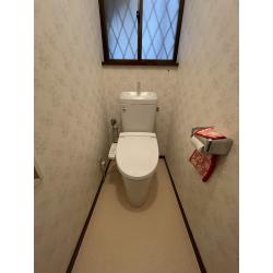 1階　2階のトイレを、リクシル　アメージュ　ハイパーキラミックに交換。
特徴としては、さまざまな排水方向や幅広い排水芯に対応し、現場のニーズに合わせて選べる組合せ便器です。便器のフチを丸ごとなくし、サッとひと拭き、お掃除ラクラクです。