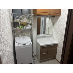 リクシル　クレヴィは、コンパクトなので動線をひろびろと確保。
限られたスペースでも動きやすい洗面空間なので脱衣や洗濯などの作業もひろびろ空間。
進化したキレイアップ水栓とカウンターだから、水栓まわりに水がたまらず水ハネもサッとひと拭き。
日常の家事をスマートにする洗面空間をお届けします。