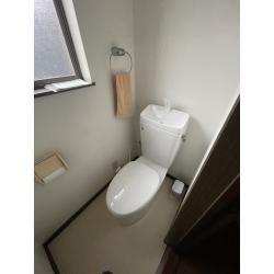 アメージュは、スリムな足元や背もたれにかけて流動的なデザイン、汚れが入りやすい便器の継ぎ目がないなど、毎日のお掃除が簡単になるフォルムが魅力的です。お手入れがしやすいフォルムだけでなく、清潔性に優れた機能や、トイレ内の動作をサポートする便利機能。