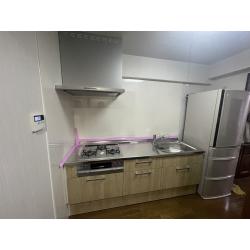 LIXIL　リシェルの特徴は、ハイクラスのシステムキッチンで、セラミックワークトップ、洗練されたデザイン、豊富な収納、使いやすい機能が特徴です。特に、熱や傷に強いセラミックワークトップや、料理中の作業を快適にするハンズフリー水栓、そして収納力を高める「らくパッと収納」などが人気です。﻿