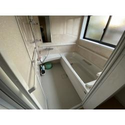 リクシル　スパージュBXタイプの特徴としは、快適な入浴空間を実現する「グランフィット浴槽」を標準装備しており、オプションでアクアフィール（肩湯、肩ほぐし湯、腰ほぐし湯）も選択できます。また、節水効果の高いエコアクアシャワーが標準で搭載されています。﻿