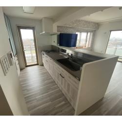 リシェルSI」は、熱や傷、汚れに強いセラミックワークトップや、後片付けがしやすく手入れしやすいシンク、ハンズフリーで料理中の作業がしやすい水栓、使いやすい収納、お手入れ楽ちんな「よごれんフード」など、嬉しい工夫がたくさんあります。 特に豊富でおしゃれなデザイン、抜群の収納力に定評があり、お客様の満足度が高い商品です。