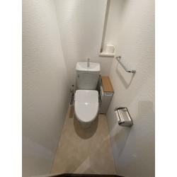 清潔機能と快適機能を搭載したスタンダードモデルで、スリムな足元や背もたれにかけて流動的なデザイン、汚れが入りやすい便器の継ぎ目がないなど、毎日のお掃除が簡単になるフォルムが魅力的な、リクシル　アメージュハイパーキラミックをおすすめさせていただきました。